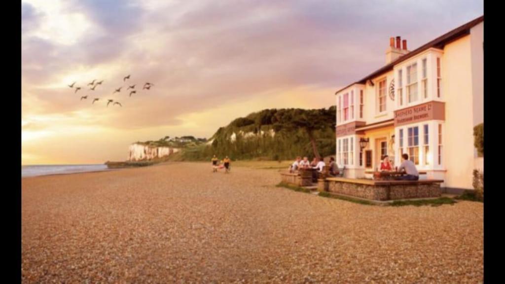 Foxes Sea Side Retreat Deluxe Is A Lovely Tucked Away On The Kent Coast Chalet *